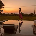 Aphrodite Luxury Suites-private Heated Pool & Jacuzzi Villa *