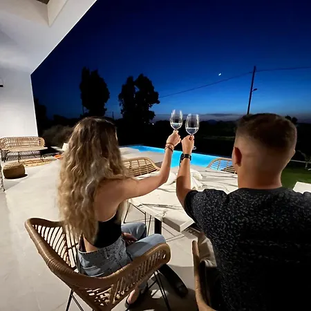 Aphrodite Luxury - Private Heated Pool & Jacuzzi