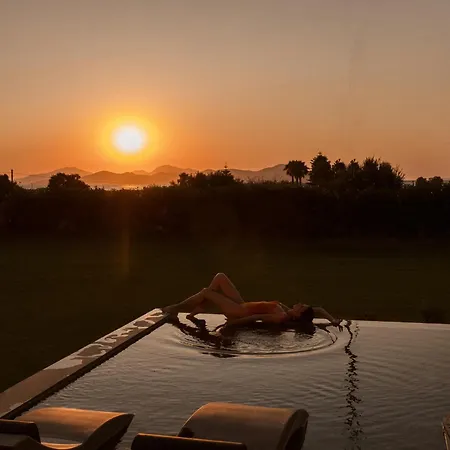 Aphrodite Luxury - Private Heated Pool & Jacuzzi *